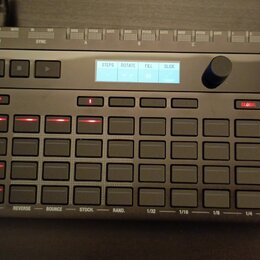 Černý sekvencer s nápisem KORG SQ-64 POLY SEQUENCER. Zařízení obsahuje mřížku šestiřadých šedých tlačítek, z nichž několik v levé části svítí červeně…