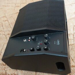 Černý aktivní reproduktor s kovovou ochrannou mřížkou. Na ovládacím panelu je nápis IMG SERIES FLAT 500 a několik ovladačů s popisky BASS, MID, TREBL…