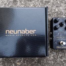 Černý efekt pedál s nápisem IMMERSE reverberator a logem neunaber AUDIO EFFECTS USA. Zařízení má čtyři ovládací knoflíky, několik přepínačů a jeden s…