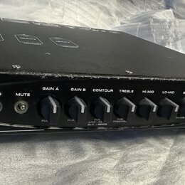 Černý rackový zesilovač značky GK s nápisem MB FUSION a označením 800. Přední panel obsahuje vstupy INPUT, přepínače -10dB a MUTE a řadu ovládacích k…