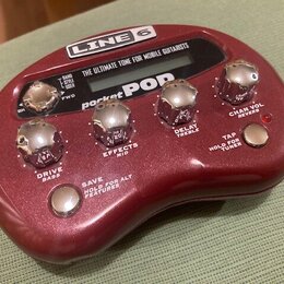 Vínový efektový procesor s nápisy LINE 6 a pocket POP. Zařízení má pět chromovaných otočných ovladačů s popisky DRIVE BASS, EFFECTS MID, DELAY TREBLE…