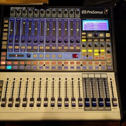 Digitální mixážní pult PreSonus STUDIOLIVE 16.0.2 v černé a stříbrné barvě. Horní část obsahuje modré ovládací panely s nápisy jako Compressor, Limit…