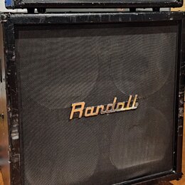 Černý kytarový stack značky Randall skládající se z komba a reproduktorové skříně. Horní jednotka nese nápisy KH-120, THE 100 WATTS GUITAR AMPLIFIER…