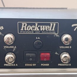 Černý rackový koncový stupeň s bílými nápisy. Na předním panelu jsou texty Black Diamond Stereo, Rockwell POWER OF SOUND, Tube Power Amlifier, 50/50…