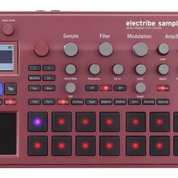 Červený sampler KORG electribe sampler MUSIC PRODUCTION STATION. Zařízení obsahuje displej s nápisem 001 Advisory 1 Part:01 OSC: Trap, několik otočný…