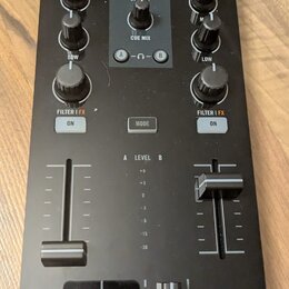 Černý DJ kontrolér s nápisy TRAKTOR a KONTROL Z1. Zařízení obsahuje několik otočných knoflíků, posuvníky hlasitosti pro kanály A a B, crossfader a tl…