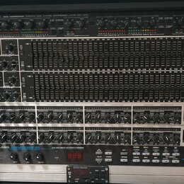 Sestava rackového vybavení v kovovém case. Obsahuje zařízení s nápisy ALESIS 3630 COMPRESSOR, dvě jednotky s nápisem behringer ULTRAGRAPH PRO, dvě je…