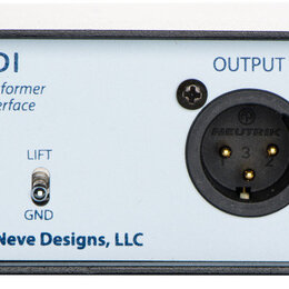 Bílá DI box s černým rámem a nápisy modrou barvou. Na zařízení jsou texty RNDI, Active Transformer Direct Interface a Rupert Neve Designs, LLC. Vprav…