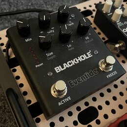 Černý efekt pedál s nápisy BLACKHOLE® a Eventide®. Na horní straně se nachází šest ovládacích knoflíků s popisky Mix, Size Depth, Hi Out Lvl, Lo Rate…