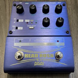 Modře anodizovaný efekt pedál s nápisem HEAD RUSH a logem AKAI professional. Horní panel obsahuje čtyři ovládací knoflíky v horní řadě a dva v dolní,…