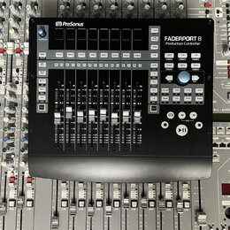 Černý kontrolér PreSonus FADERPORT 8 Production Controller. Zařízení obsahuje osm posuvníků, řadu tlačítek a ovládací kolečko s tlačítkem přehrávání/…