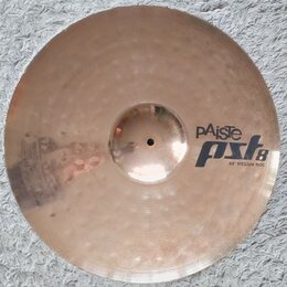 Kruhový činel z bronzu s viditelným kovánívým vzorem v podobě drobných jamů. Na povrchu je černý nápis pAiste pst8 a pod ním text 20" MEDIUM RIDE. Po…