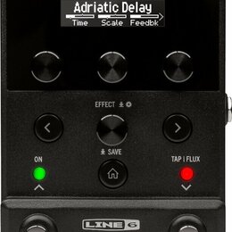 Černý efekt pedál s digitálním displejem, na kterém je nápis Adriatic Delay a parametry Time, Scale, Feedbk. Zařízení má tři horní ovládací knoflíky…