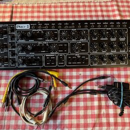 Černý analogový synthesizer s nápisy PRO-1 a behringer. Přední panel obsahuje zahlreiche ovratidla, přepínače a konektory s popisy jako OSCILLATOR A,…