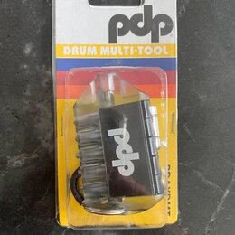 Produkt v originálním plastovém blisteru s nápisem DRUM MULTI-TOOL a logem pdp. Uvnitř se nachází kovový multifunkční nástroj stříbrné barvy s vyrytý…