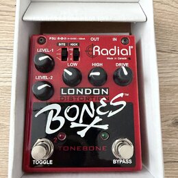 Červený kytarový efekt v bílém kartonovém boxu. Na zařízení jsou nápisy Radial Made in Canada, LONDON DISTORTION™, BONES a TONEBONE. Ovládání tvoří p…