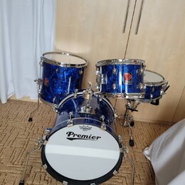 Modrá bicí souprava s marbled povrchem, která obsahuje basový rám, dva tom-tomy a jeden snare drum. Na basovém rÁmu je bílá blana s nápisy REMO a Pre…