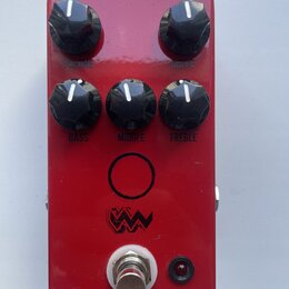 Červený kytarový efekt s pěti černými ovládacími knoflíky. Na šasi jsou nápisy VOLUME, DRIVE, BASS, MIDDLE a TREBLE. Ve spodní části je umístěno logo…