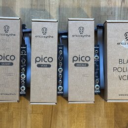 Fotografie zobrazuje pět krabic a pět modulů značky erica synths z řady pico. Zleva doprava jsou moduly a jejich krabice s nápisy: VCF3, QUANT, VCA2,…
