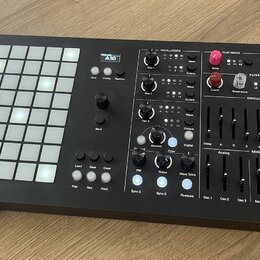Černý hybridní syntetizátor s nápisem Medusa a podtitulem Dreadbox & Polyend Hybrid Synthesizer. Na levé straně se nachází mřížka bílých podsvícených…