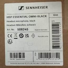 Fotografie etikety na krabici od produktu s nápisy SENNHEISER a HSP ESSENTIAL OMNI-BLACK. Je zde uveden popis Headset microphone, black / Headset-Mik…