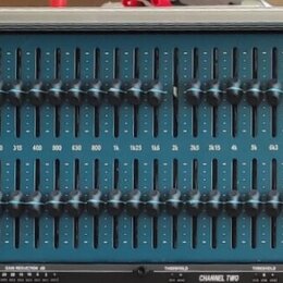Modrý rackový grafický ekvalizér s velkým množstvím posuvníků. Na levé straně je nápis opal consonant graphic equaliser a vpravo značka BSS s označen…