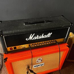 Černý kytarový kombozesilovač značky Marshall s bílým nápisem Marshall a označením JCM 900 50W HC Lead Dual Reverb. Přední panel obsahuje řadu ovláda…
