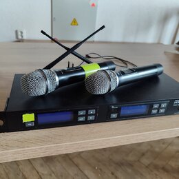 Černý bezdrátový mikrofonní systém s přijímačem v rackovém provedení a dvěma bezdrátovými mikrofony. Na přijímači je nápis "free solo Tech-DDS 3000 M…
