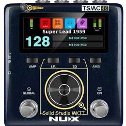 Tmavě modrý kytarový procesor s digitálním displejem a ovládacím knoflíkem. Na zařízení jsou nápisy CYBER IR, TS/AC 4K a Solid Studio MKII NUX. Displ…