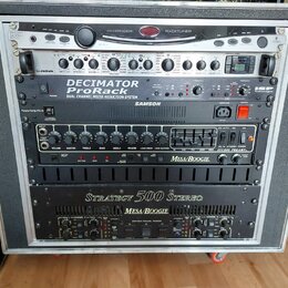 Hliníkový rackový kufřík obsahuje čtyři zařízení. Shora je umístěn st tuner BEHRINGER RACKTUNER, pod ním procesor ISP Technologies DECIMATOR ProRack…
