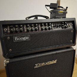 Černý kytarový kombozesilovač s nápisem Boogie na předním textilním krytu. Horní panel obsahuje řadu ovládacích knoflíků a přepínačů, v pravém horním…