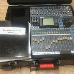 Digitální mixážní pult Yamaha 01V96 umístěný v černém transportním kufru. Zařízení má modrošedé provedení s řadou posuvníků, tlačítek a centrálním di…