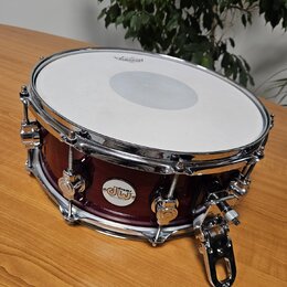 Vícevrstvý buben v tmavě červené barvě s chromovaným obručováním a ladidly. Na korpusu je umístěno logo s nápisem drums JW. Bílá membrána má v horní…