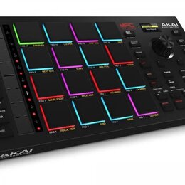 Černý samplingový kontrolér s 16 podsvícenými pady v mřížce 4x4. Na horní části je nápis MPC STUDIO a logo AKAI PROFESSIONAL, stejné logo se nachází…