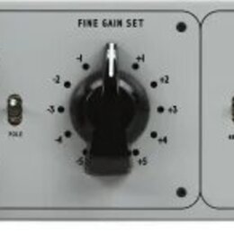 Šedý rackový mikrofonní předzesilovač s nápisem MIC AMPLIFIER TYPE REDD.47 E.M.I LTD a logem EMI. Přední panel obsahuje dva velké černé ovratové knof…