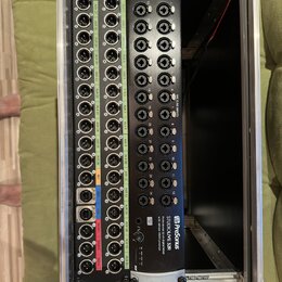 Digitální mixážní konzole PreSonus StudioLive 32R osazená v hliníkovém transportním case. Zařízení má černý povrch s řadou vstupů a výstupů typu XLR…