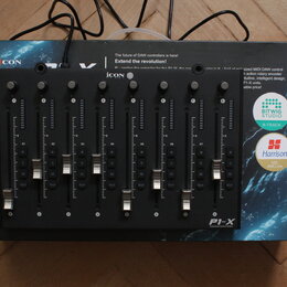 Černý MIDI kontrolér P1-X s osmi posuvníky a řadou tlačítek pod nimi. Zařízení leží na originální krabici s nápisy ICON, Extend the revolution!, BITW…