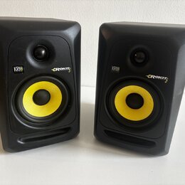 Dva černé studiové monitory s žlutými membránami basových reproduktorů. Na obou je vidět logo KRK a nápis ROKIT 5. Povrch krytů vykazuje drobné nečis…