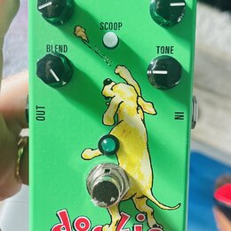 Zelený kytarový efekt s čtyřmi černými ovládacími knoflíky označenými jako OUTPUT, GAIN, BLEND a TONE. Uprostřed je bílé tlačítko s nápisem SCOOP a g…