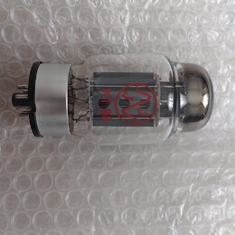 Elektronová lampa v prohladněném skleněném obalu s kovovou základnou a několika výstupními piny. Na vnitřní části je červený nápis KT88 a červené kul…