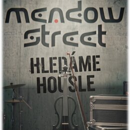 Černá elektrická housle s dutým korpusem a přiloženým smyčcem. Na pozadí je šedá stěna s nápisy „m endowed street“ a „HLEDÁME HOUSLE“. Vedle nástroje…
