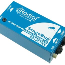 Modrý kovový DI box s bílým nápisem StageBug™ SB-1 ACTIVE a textem ACTIVE 48V PHANTOM POWERED DI. Na horní straně je logo Radial engineering a nápis…