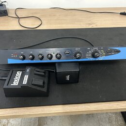 Černý rackový efektový procesor s modrým pruhem a nápisy Lexicon a MFX 116 Dual Channel Processor. Zařízení obsahuje řadu ovládacích knoflíků, přepín…