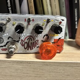 Stříbrný efekt pedál s nápisem SONAR a textem Z.VEX EFFECTS VEXTER SERIES. Na horní straně jsou čtyři černé oválné knoflíky s popisky volume, speed,…