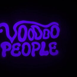 Na černém pozadí je fialový, svítící nápis v stylizovaném, zaobleném písmu. Nápis se skládá ze dvou řádů a zní VOODOO PEOPLE. Horní slovo je doplněno…