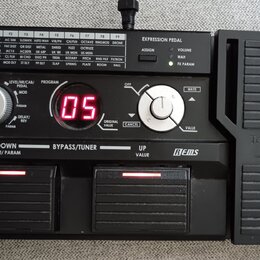 Černý kytarový efektový pedál s nápisem AX5G a logem ToneWorks KORG. Zařízení obsahuje digitální displej s červeným číslem 05, ovládací knoflík a tab…