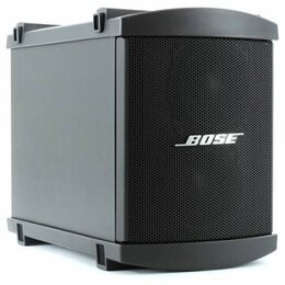 Černý kompaktní reproduktor s kovovou mřížkou v přední části. Na mřížce je bílý nápis BOSE. Povrch je matný a v dobrém stavu bez viditelného opotřebe…