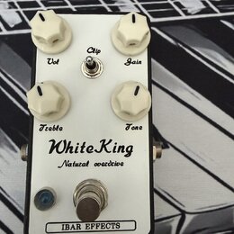 Bílý efekt pedál s nápisy WhiteKing a Natural overdrive. Obsahuje čtyři bílé otočné knoflíky s popisky Vol, Gain, Treble a Tone, jeden přepínač Clip…