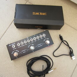 Černý efektový pedál s nápisem M-WAVE a řadou bílých otočných ovladačů. Pod ovladači jsou popisy: VOLUME, IN CAB, REVERB, MIX, FX, TIME, MOD, TONE, G…