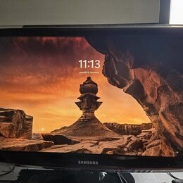 Na fotografii je černý monitor nebo televize značky SAMSUNG. Displej zobrazuje tapetu s krajinou, čas 11:13 a datum pondělí 6. července. Zařízení je…